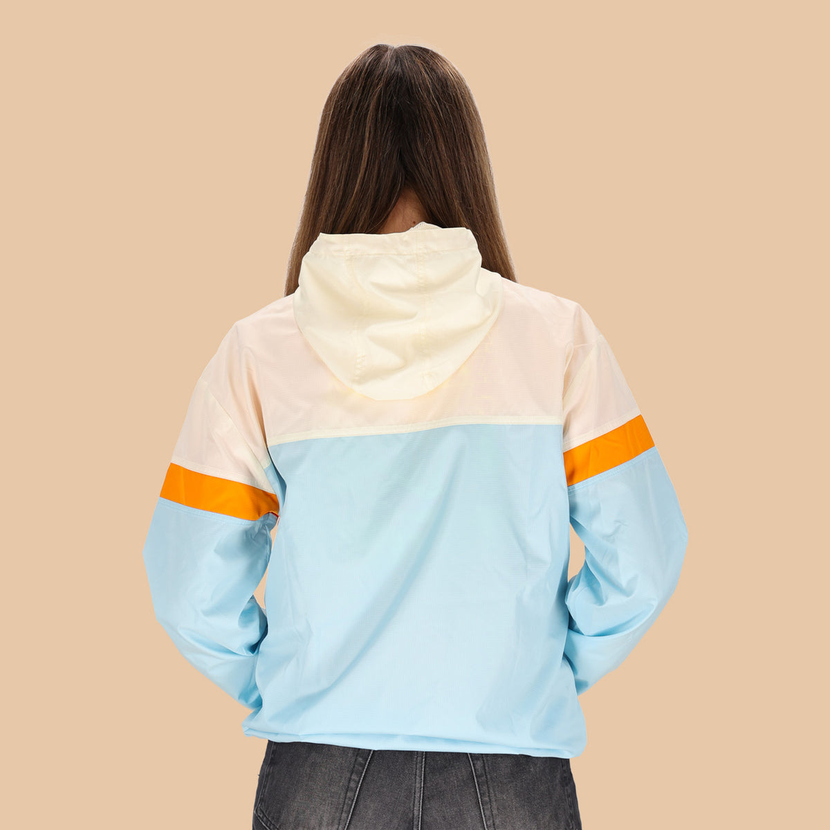 Veste coupe-vent Cavale & Godet à capuche, beige, orange et bleu.